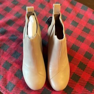 Tom’s tan boots